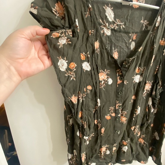 Torrid green floral flutter sleeve top - Picture 3 of 7